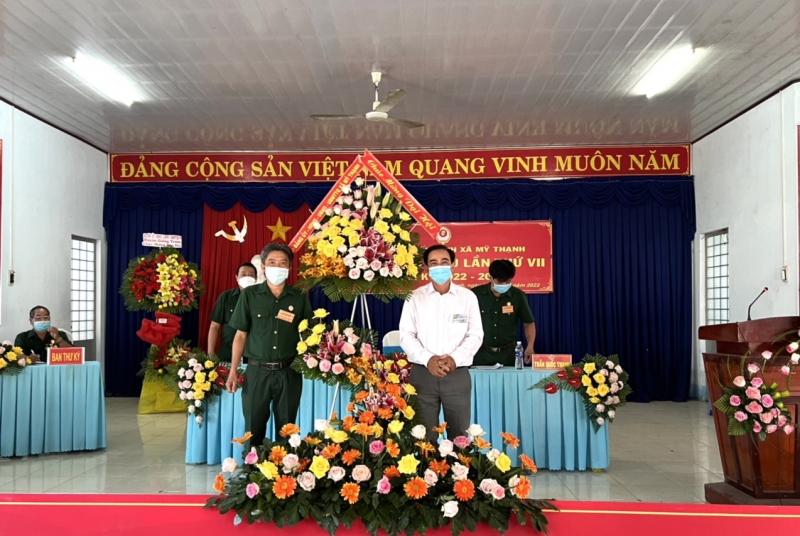 Ông Đoàn Phương Tùng, Bí thư Đảng ủy tặng lảng hoa chúc mừng đai hội