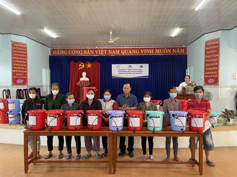 Ông Nguyễn Minh Trung - PCT. UBND huyện trao bình lọc nước cho các hộ gia đình